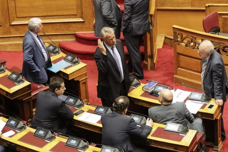 Ζωντανά η «μάχη» στη Βουλή για το πόρισμα της υπόθεσης Novartis (βίντεο)